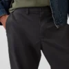 Pantalones caqui modernos de corte ajustado