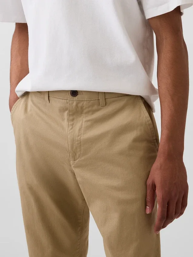 Pantalones caqui modernos de corte ajustado