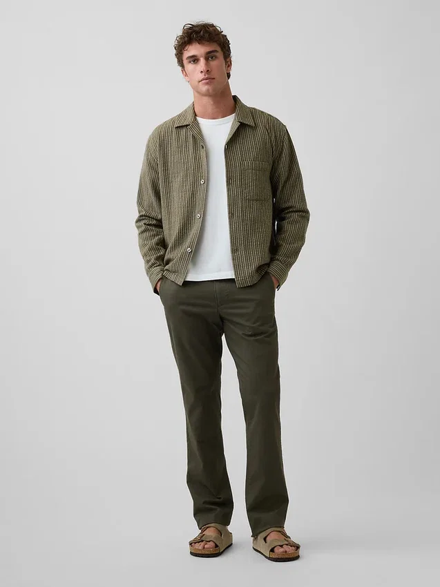 Pantalones caqui rectos modernos