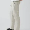 Pantalones caqui rectos modernos