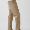 Pantalones caqui rectos modernos