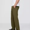 Pantalones caqui rectos modernos