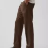 Pantalones caqui rectos modernos