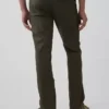 Pantalones caqui rectos modernos