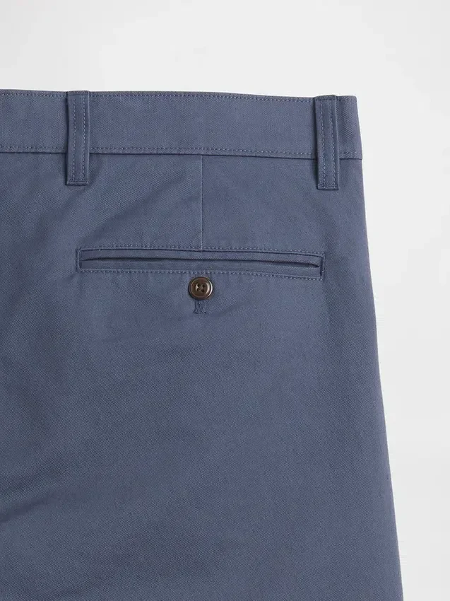 Pantalones caqui rectos modernos