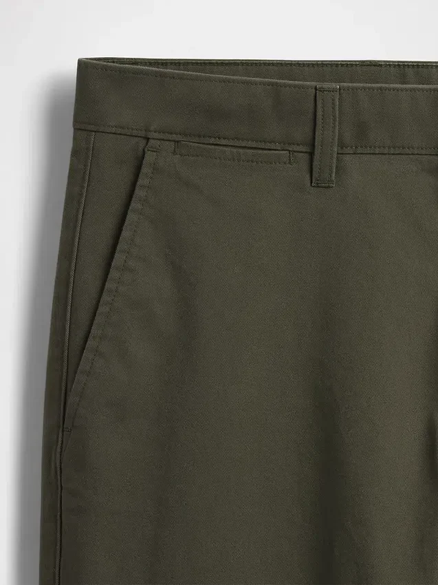 Pantalones caqui rectos modernos