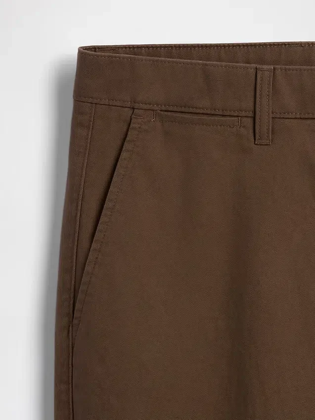 Pantalones caqui rectos modernos