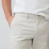 Pantalones caqui rectos modernos