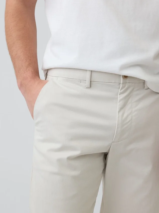 Pantalones caqui rectos modernos