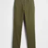 Pantalones caqui rectos modernos