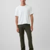 Pantalones caqui rectos modernos