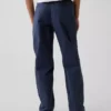 Pantalones caqui rectos y holgados de estilo uniforme moderno para niños