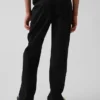 Pantalones caqui rectos y holgados de estilo uniforme moderno para niños