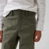 Pantalones caqui rectos y holgados de estilo uniforme moderno para niños