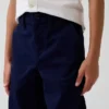 Pantalones caqui rectos y holgados de estilo uniforme moderno para niños
