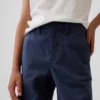 Pantalones caqui rectos y holgados de estilo uniforme moderno para niños