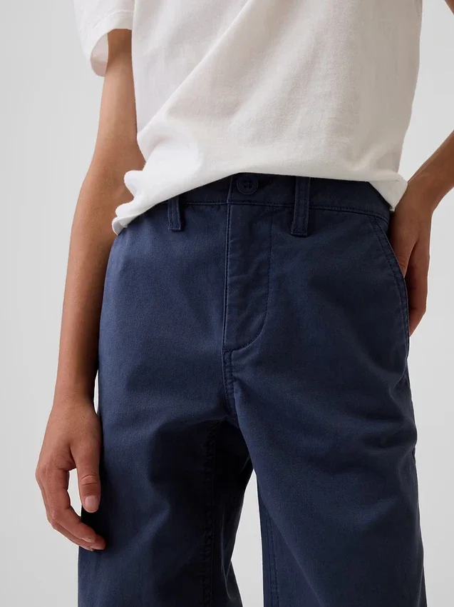 Pantalones caqui rectos y holgados de estilo uniforme moderno para niños