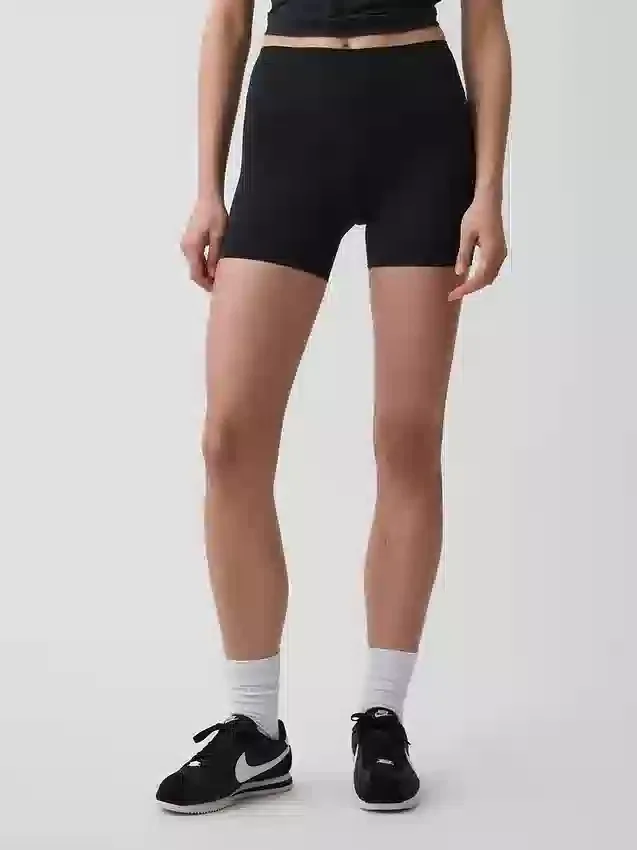 Pantalones cortos de ciclismo lisos GapFit de 4"