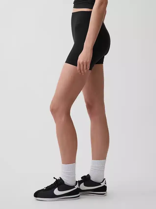 Pantalones cortos de ciclismo lisos GapFit de 4"