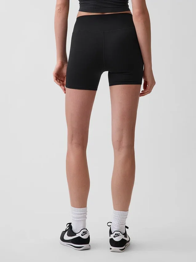 Pantalones cortos de ciclismo lisos GapFit de 4"