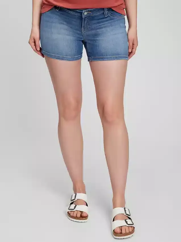 Pantalones cortos de mezclilla con panel premamá de 4"