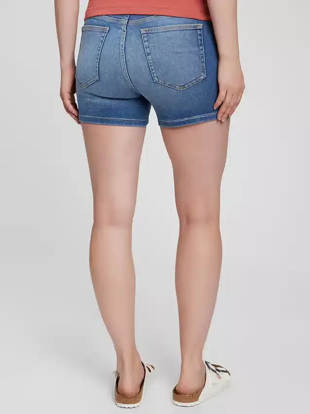 Pantalones cortos de mezclilla con panel premamá de 4"