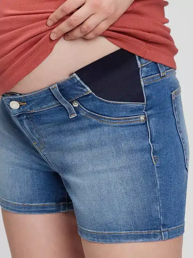 Pantalones cortos de mezclilla con panel premamá de 4"