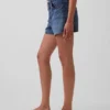 Pantalones cortos de mezclilla de corte recto holgado y talle alto de 3.5"