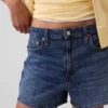 Pantalones cortos de mezclilla de corte recto holgado y talle alto de 3.5"