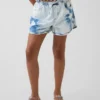 Pantalones cortos de mezclilla de talle alto con estampado tie-dye para niños