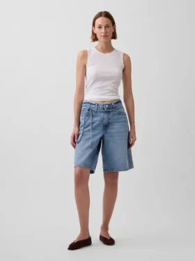 Pantalones cortos de mezclilla de talle medio con microcinturón y corte largo de 11"