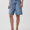 Pantalones cortos de mezclilla de talle medio con microcinturón y corte largo de 11"