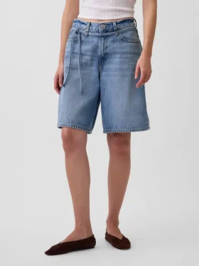 Pantalones cortos de mezclilla de talle medio con microcinturón y corte largo de 11″
