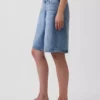 Pantalones cortos de mezclilla de talle medio con microcinturón y corte largo de 11"