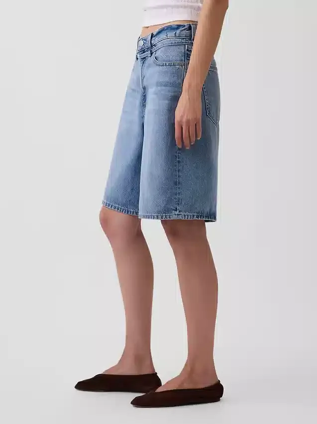 Pantalones cortos de mezclilla de talle medio con microcinturón y corte largo de 11"