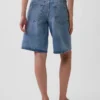Pantalones cortos de mezclilla de talle medio con microcinturón y corte largo de 11"