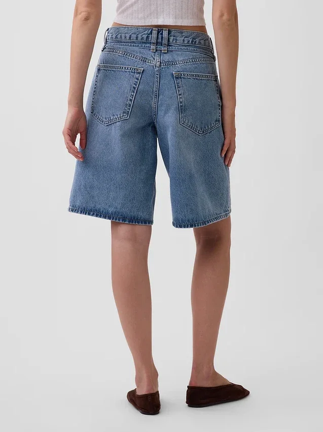 Pantalones cortos de mezclilla de talle medio con microcinturón y corte largo de 11"