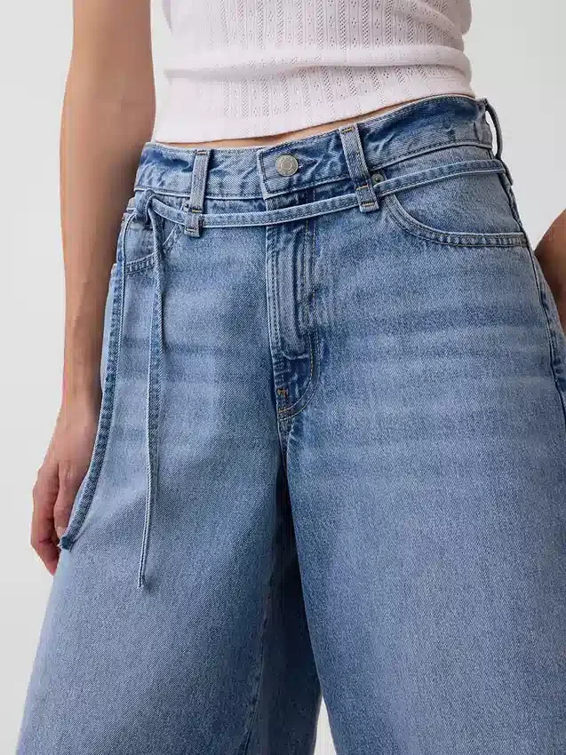 Pantalones cortos de mezclilla de talle medio con microcinturón y corte largo de 11"