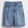 Pantalones cortos de mezclilla de talle medio con microcinturón y corte largo de 11"