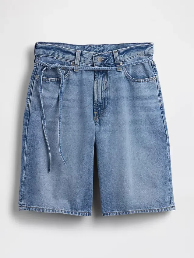 Pantalones cortos de mezclilla de talle medio con microcinturón y corte largo de 11"