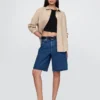 Pantalones cortos de mezclilla de talle medio y corte largo de 11"