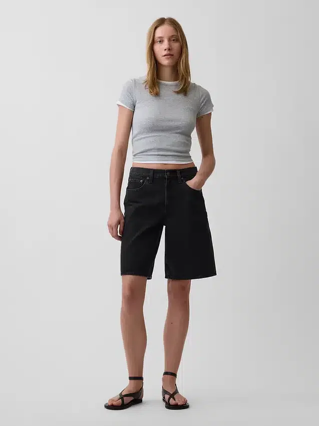 Pantalones cortos de mezclilla de talle medio y corte largo de 11"