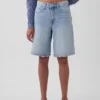 Pantalones cortos de mezclilla de talle medio y corte largo de 11"
