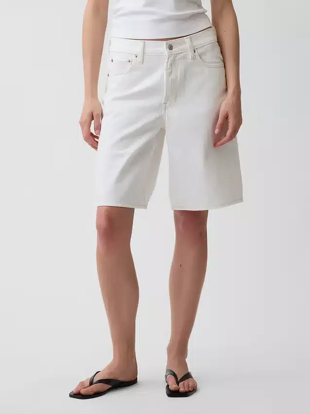 Pantalones cortos de mezclilla de talle medio y corte largo de 11"