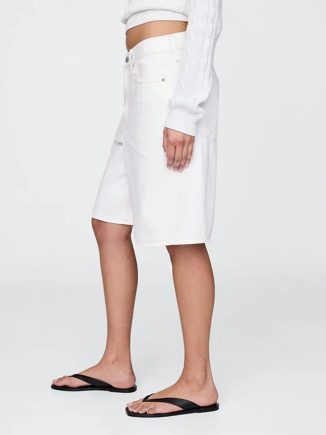 Pantalones cortos de mezclilla de talle medio y corte largo de 11"