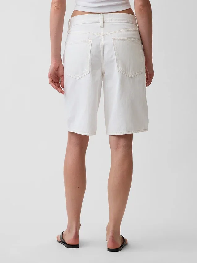 Pantalones cortos de mezclilla de talle medio y corte largo de 11"