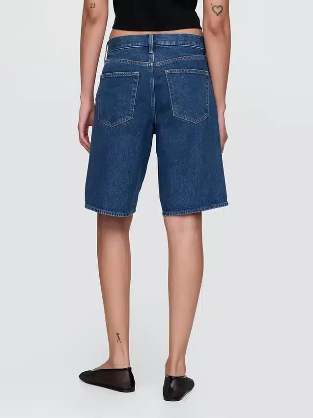Pantalones cortos de mezclilla de talle medio y corte largo de 11"