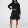 Pantalones cortos de mezclilla de talle medio y corte largo de 11"