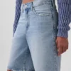 Pantalones cortos de mezclilla de talle medio y corte largo de 11"