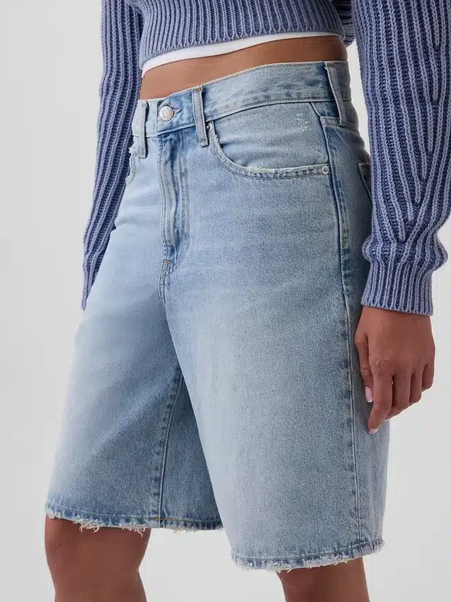Pantalones cortos de mezclilla de talle medio y corte largo de 11"